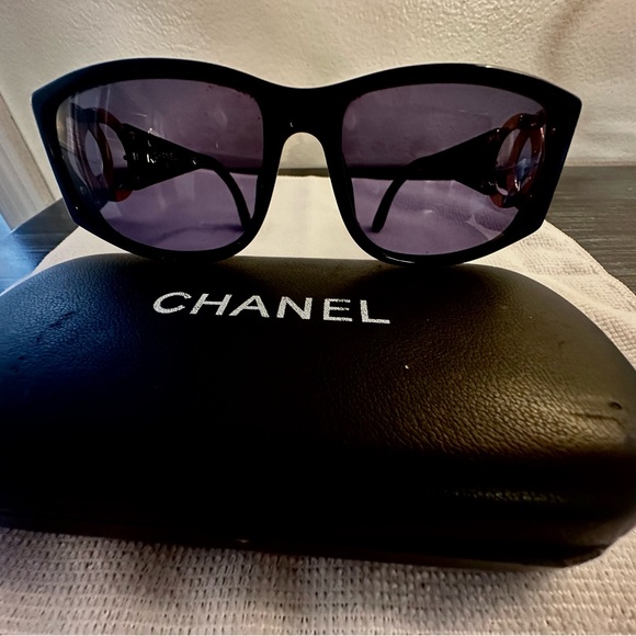 CHANEL Elegant Black Sunglasses with Gold Logo. 100% Authentic - Picture 1 of 15